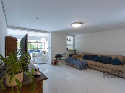 Casa à venda com 410m², 3 quartos, 3 suítes, 3 vagas no bairro Ipanema em Porto Alegre - Foto 9