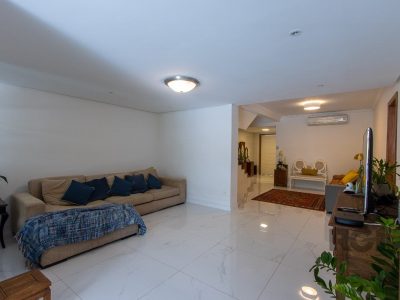 Casa à venda com 410m², 3 quartos, 3 suítes, 3 vagas no bairro Ipanema em Porto Alegre - Foto 11