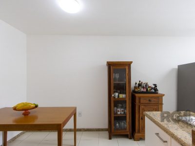 Casa à venda com 410m², 3 quartos, 3 suítes, 3 vagas no bairro Ipanema em Porto Alegre - Foto 31