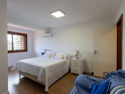 Casa à venda com 410m², 3 quartos, 3 suítes, 3 vagas no bairro Ipanema em Porto Alegre - Foto 39