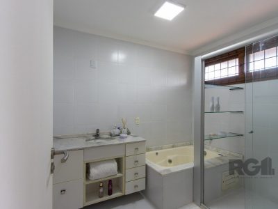 Casa à venda com 410m², 3 quartos, 3 suítes, 3 vagas no bairro Ipanema em Porto Alegre - Foto 40