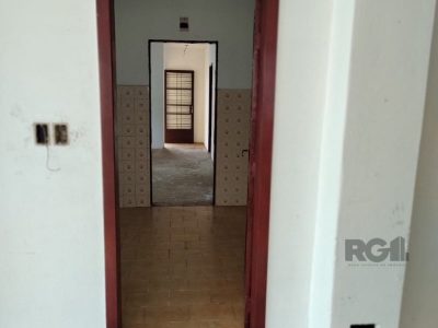 Casa à venda com 247m², 4 quartos, 4 vagas no bairro Partenon em Porto Alegre - Foto 16