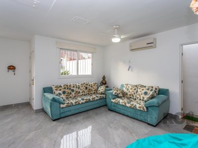 Casa à venda com 157m², 3 quartos, 1 suíte, 4 vagas no bairro Jardim do Salso em Porto Alegre - Foto 5