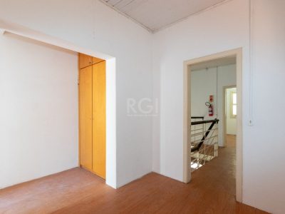 Casa à venda com 232m², 3 quartos, 2 vagas no bairro Navegantes em Porto Alegre - Foto 32