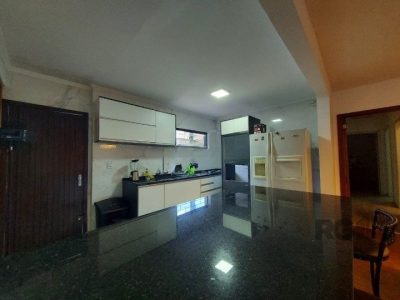 Casa à venda com 154m², 3 quartos, 1 suíte, 2 vagas no bairro Ipanema em Porto Alegre - Foto 4