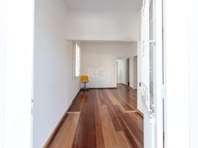 Casa à venda com 180m², 3 quartos, 3 vagas no bairro Medianeira em Porto Alegre - Foto 4