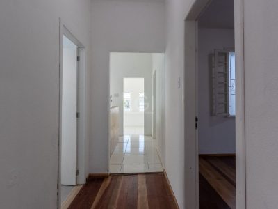 Casa à venda com 180m², 3 quartos, 3 vagas no bairro Medianeira em Porto Alegre - Foto 17