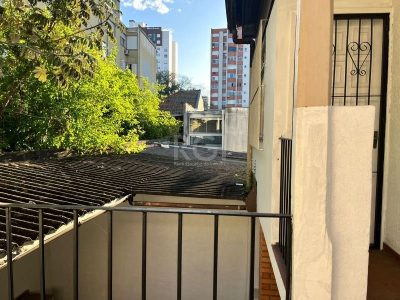 Sobrado à venda com 160m², 3 quartos, 1 suíte no bairro Floresta em Porto Alegre - Foto 7