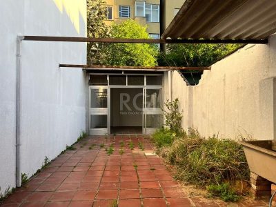 Sobrado à venda com 160m², 3 quartos, 1 suíte no bairro Floresta em Porto Alegre - Foto 16