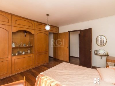 Casa à venda com 347m², 4 quartos, 2 suítes, 5 vagas no bairro Medianeira em Porto Alegre - Foto 15