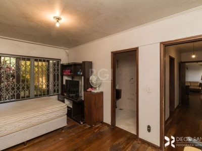 Casa à venda com 347m², 4 quartos, 2 suítes, 5 vagas no bairro Medianeira em Porto Alegre - Foto 17