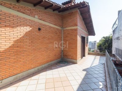 Casa à venda com 347m², 4 quartos, 2 suítes, 5 vagas no bairro Medianeira em Porto Alegre - Foto 32