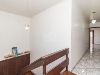 Casa à venda com 347m², 4 quartos, 2 suítes, 5 vagas no bairro Medianeira em Porto Alegre - Foto 34