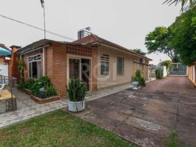 Casa à venda com 160m², 3 quartos, 3 vagas no bairro Partenon em Porto Alegre - Foto 4