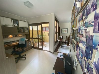 Casa à venda com 293m², 3 quartos, 1 suíte, 4 vagas no bairro Jardim do Salso em Porto Alegre - Foto 7