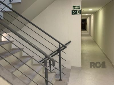 Apartamento à venda com 74m², 3 quartos, 1 suíte, 1 vaga no bairro Menino Deus em Porto Alegre - Foto 4