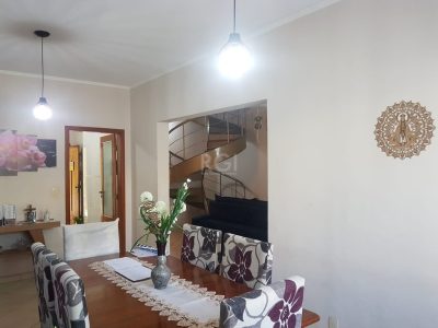 Casa à venda com 300m², 4 quartos, 1 suíte, 2 vagas no bairro Glória em Porto Alegre - Foto 4