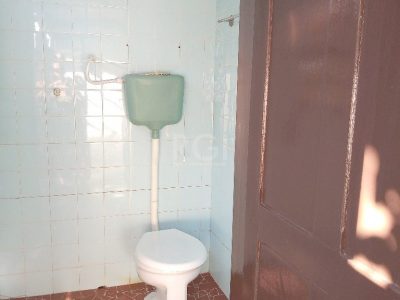 Casa à venda com 170m², 4 quartos, 1 suíte, 2 vagas no bairro Tristeza em Porto Alegre - Foto 2