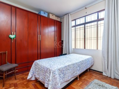 Casa à venda com 215m², 5 quartos, 1 suíte, 3 vagas no bairro Rio Branco em Porto Alegre - Foto 10