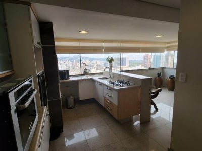 Apartamento à venda com 206m², 3 quartos, 3 suítes, 3 vagas no bairro Menino Deus em Porto Alegre - Foto 9