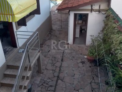 Casa à venda com 336m², 4 quartos, 2 suítes, 4 vagas no bairro Partenon em Porto Alegre - Foto 9