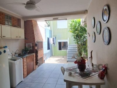 Casa à venda com 350m², 3 quartos, 1 suíte, 4 vagas no bairro Vila Ipiranga em Porto Alegre - Foto 4