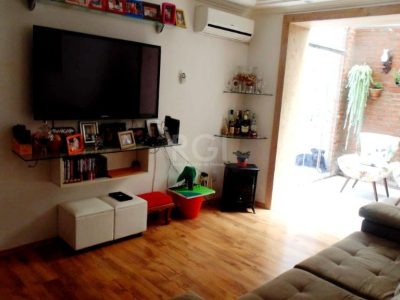 Casa à venda com 205m², 3 quartos, 1 suíte, 4 vagas no bairro Partenon em Porto Alegre - Foto 2