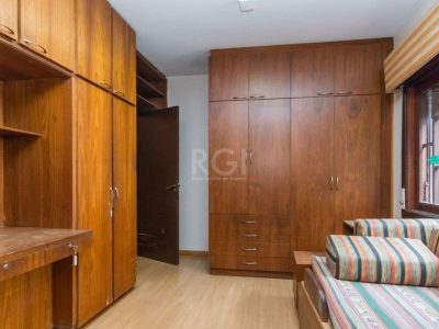 Casa à venda com 280m², 3 quartos, 3 suítes, 3 vagas no bairro Petrópolis em Porto Alegre - Foto 17