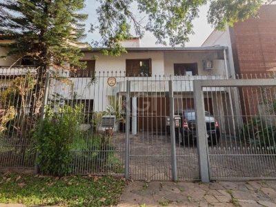 Casa à venda com 300m², 3 quartos, 1 suíte, 4 vagas no bairro Chácara das Pedras em Porto Alegre - Foto 13