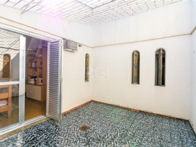 Casa à venda com 215m², 4 quartos, 2 vagas no bairro Chácara das Pedras em Porto Alegre - Foto 26