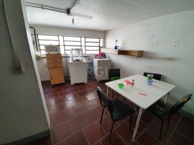 Casa à venda com 333m², 4 quartos, 1 suíte, 4 vagas no bairro Passo d'Areia em Porto Alegre - Foto 36