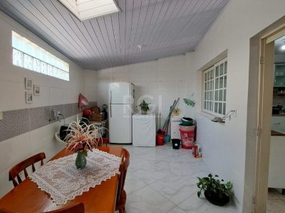 Casa à venda com 172m², 3 quartos, 1 suíte, 4 vagas no bairro Partenon em Porto Alegre - Foto 8