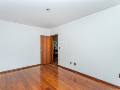 Casa à venda com 381m², 5 quartos, 2 suítes, 2 vagas no bairro Partenon em Porto Alegre - Foto 15