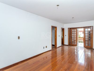 Casa à venda com 381m², 5 quartos, 2 suítes, 2 vagas no bairro Partenon em Porto Alegre - Foto 3