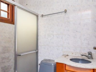 Casa à venda com 381m², 5 quartos, 2 suítes, 2 vagas no bairro Partenon em Porto Alegre - Foto 29