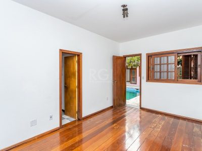 Casa à venda com 381m², 5 quartos, 2 suítes, 2 vagas no bairro Partenon em Porto Alegre - Foto 31