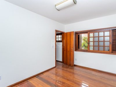 Casa à venda com 381m², 5 quartos, 2 suítes, 2 vagas no bairro Partenon em Porto Alegre - Foto 34