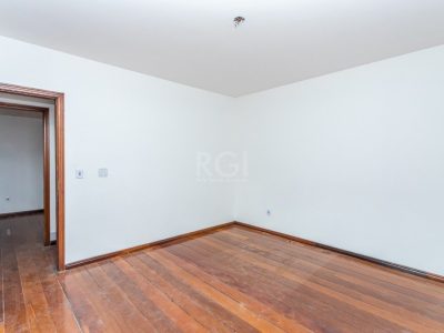 Casa à venda com 381m², 5 quartos, 2 suítes, 2 vagas no bairro Partenon em Porto Alegre - Foto 37