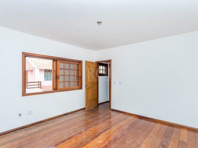 Casa à venda com 381m², 5 quartos, 2 suítes, 2 vagas no bairro Partenon em Porto Alegre - Foto 39