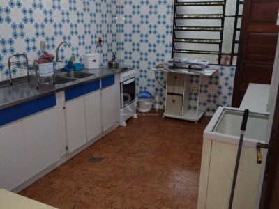 Casa à venda com 400m², 5 quartos, 1 suíte, 3 vagas no bairro Petrópolis em Porto Alegre - Foto 4