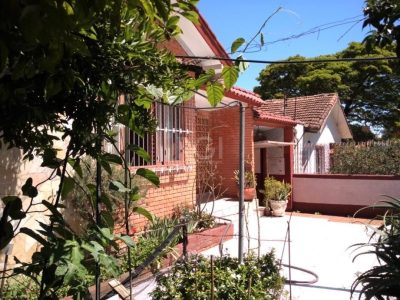 Casa à venda com 180m², 3 quartos, 6 vagas no bairro Cristal em Porto Alegre - Foto 2