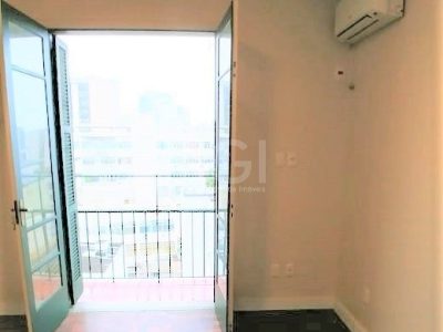 Apartamento à venda com 73m², 2 quartos no bairro Centro em Porto Alegre - Foto 2