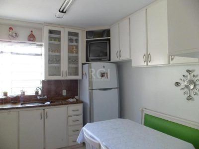 Casa à venda com 216m², 4 quartos, 1 suíte, 8 vagas no bairro Ipanema em Porto Alegre - Foto 5