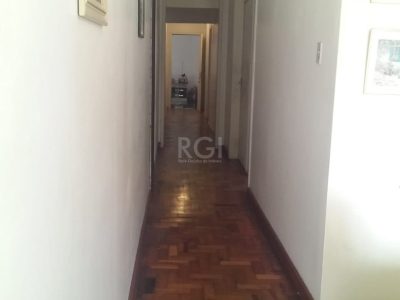 Casa à venda com 176m², 4 quartos, 1 suíte, 2 vagas no bairro Medianeira em Porto Alegre - Foto 3