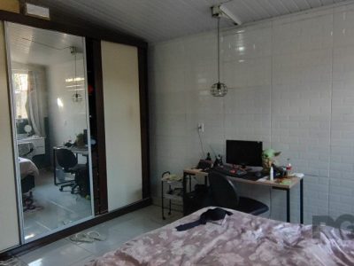 Casa à venda com 130m², 5 quartos, 2 suítes no bairro Cristal em Porto Alegre - Foto 17