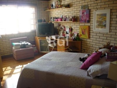 Casa à venda com 240m², 3 quartos, 1 suíte, 4 vagas no bairro Tristeza em Porto Alegre - Foto 21