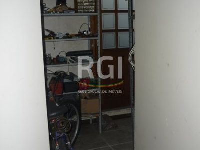 Casa à venda com 240m², 3 quartos, 1 suíte, 4 vagas no bairro Tristeza em Porto Alegre - Foto 32