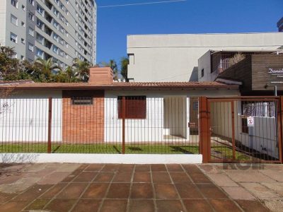 Casa à venda com 84m², 2 quartos, 2 vagas no bairro Jardim Botânico em Porto Alegre - Foto 16