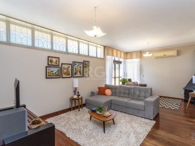 Casa à venda com 234m², 3 quartos, 1 suíte, 3 vagas no bairro Petrópolis em Porto Alegre - Foto 2