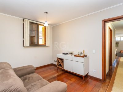 Casa à venda com 234m², 3 quartos, 1 suíte, 3 vagas no bairro Petrópolis em Porto Alegre - Foto 15